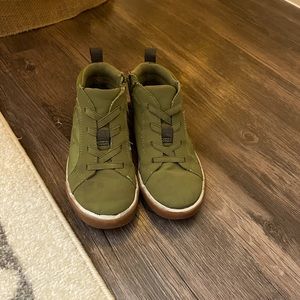 Boys Dinosaur 🦕 Sneakers size 12 Youth. Easy size zip closure